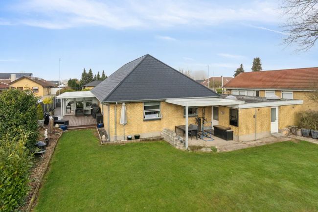 Hvidkløvervej 15, Tarup, 5210 Odense NV